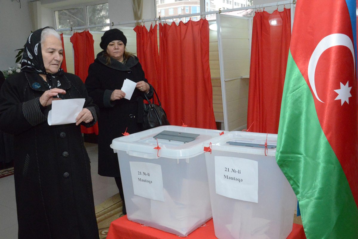 В Азербайджане высокая активность избирателей на парламентских выборах (ФОТО)