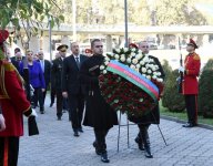Президент Ильхам Алиев посетил Мемориал героев в Тбилиси (ФОТО)