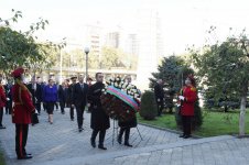 Президент Ильхам Алиев посетил Мемориал героев в Тбилиси (ФОТО)