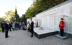 Президент Ильхам Алиев посетил Мемориал героев в Тбилиси (ФОТО)