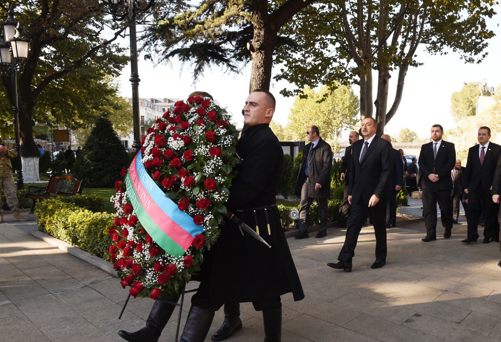 Azerbaijani president visits statue of national leader Heydar Aliyev in Tbilisi