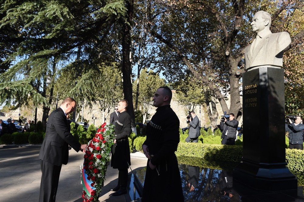 Azerbaijani president visits statue of national leader Heydar Aliyev in Tbilisi