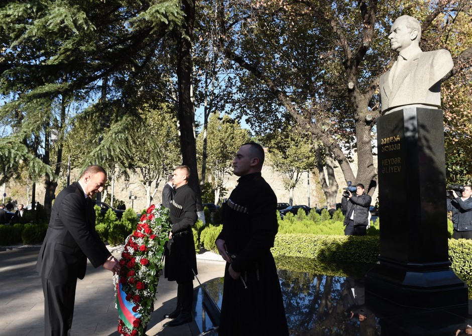 Azerbaijani president visits statue of national leader Heydar Aliyev in Tbilisi