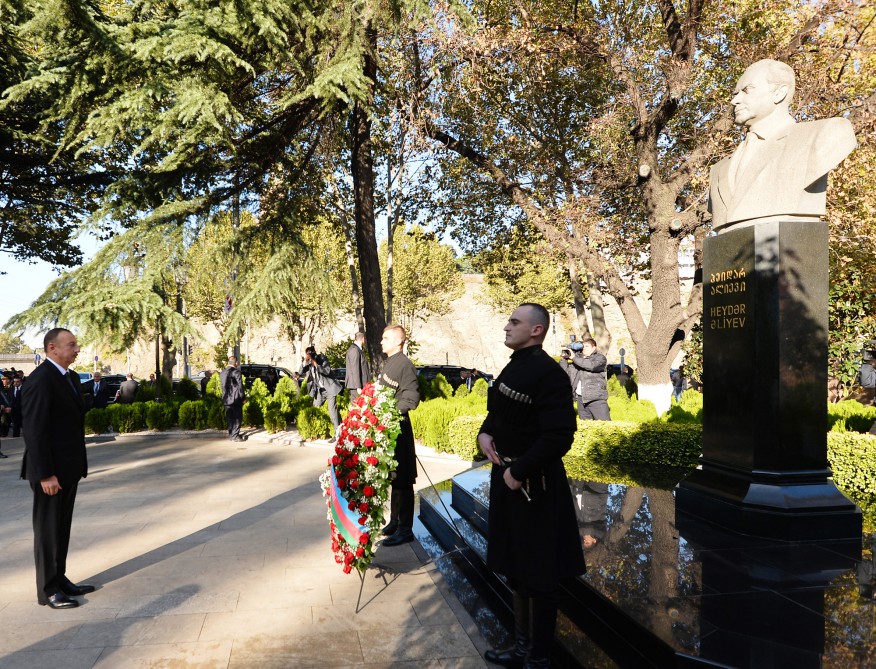 Azerbaijani president visits statue of national leader Heydar Aliyev in Tbilisi