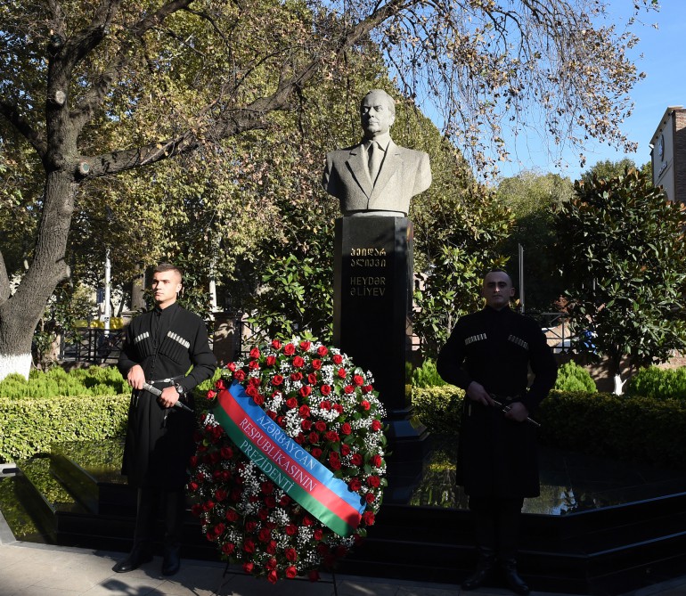 Azerbaijani president visits statue of national leader Heydar Aliyev in Tbilisi