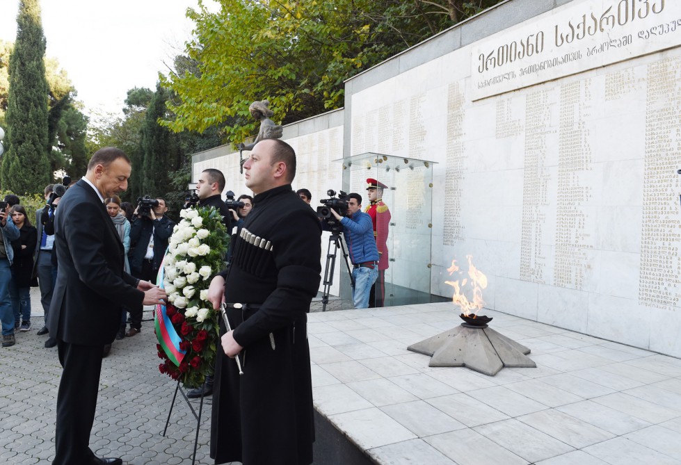 Президент Ильхам Алиев посетил Мемориал героев в Тбилиси (ФОТО)