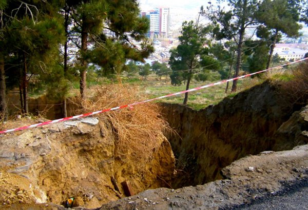 На оползневых территориях в Баку проживает более 150 тыс. человек