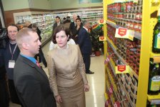 Латвийский министр в бакинском супермаркете (ФОТО)