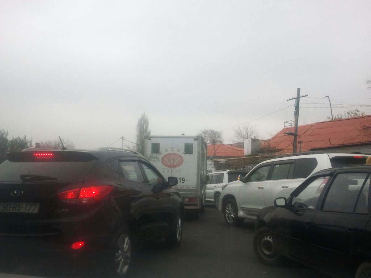 Дороги на въезде в Нардаран перекрыты местными жителями