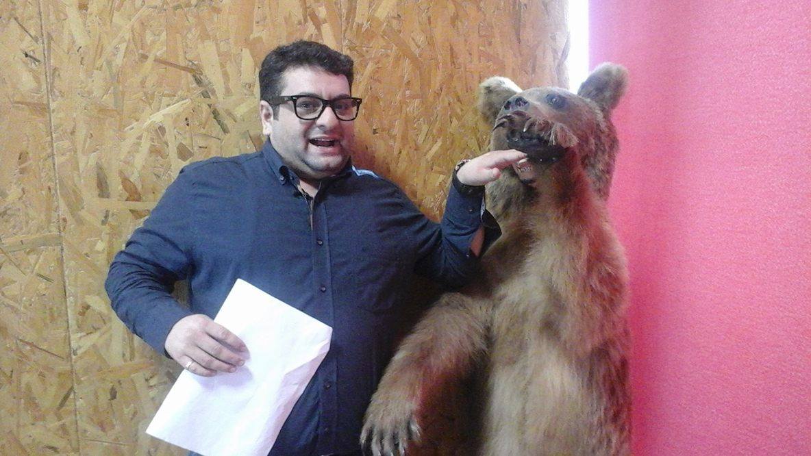 Азербайджанский телеведущий "завалил" медведя (ФОТО)