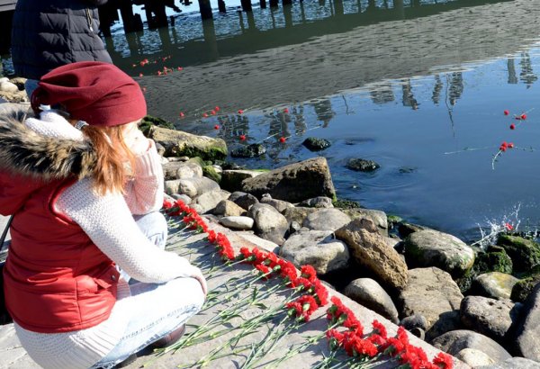 Baku residents honor missing oil workers (PHOTO)