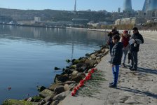 Жители Баку несут цветы на Приморский бульвар в знак памяти о пропавших без вести нефтяниках  (ФОТО)