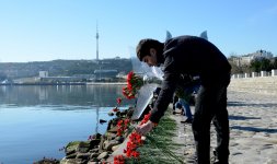 Жители Баку несут цветы на Приморский бульвар в знак памяти о пропавших без вести нефтяниках  (ФОТО)