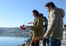 Жители Баку несут цветы на Приморский бульвар в знак памяти о пропавших без вести нефтяниках  (ФОТО)