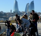 Жители Баку несут цветы на Приморский бульвар в знак памяти о пропавших без вести нефтяниках  (ФОТО)