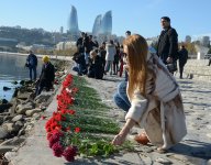 Жители Баку несут цветы на Приморский бульвар в знак памяти о пропавших без вести нефтяниках  (ФОТО)