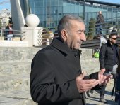 Жители Баку несут цветы на Приморский бульвар в знак памяти о пропавших без вести нефтяниках  (ФОТО)