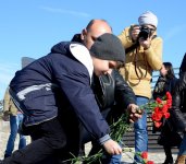 Жители Баку несут цветы на Приморский бульвар в знак памяти о пропавших без вести нефтяниках  (ФОТО)
