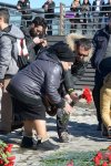 Жители Баку несут цветы на Приморский бульвар в знак памяти о пропавших без вести нефтяниках  (ФОТО)