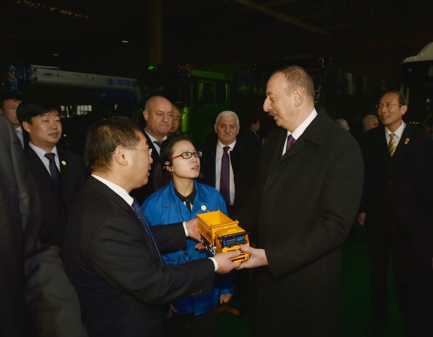 Президент Ильхам Алиев ознакомился с автозаводом Шааньси в Сиане (ФОТО)