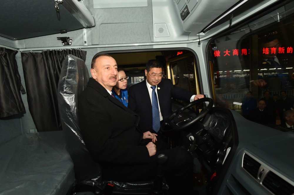 Президент Ильхам Алиев ознакомился с автозаводом Шааньси в Сиане (ФОТО)
