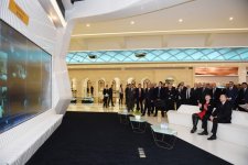 Президент Азербайджана посетил Выставочный центр компании Huawei в Пекине (ФОТО)