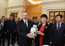 Президент Азербайджана посетил Выставочный центр компании Huawei в Пекине (ФОТО)