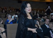 Тюркан Шорай вместе с дочерью вызвали небывалый ажиотаж в Баку (ФОТО)