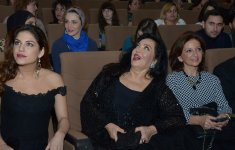 Тюркан Шорай вместе с дочерью вызвали небывалый ажиотаж в Баку (ФОТО)