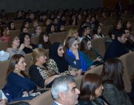 Тюркан Шорай вместе с дочерью вызвали небывалый ажиотаж в Баку (ФОТО)