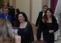 Тюркан Шорай вместе с дочерью вызвали небывалый ажиотаж в Баку (ФОТО)
