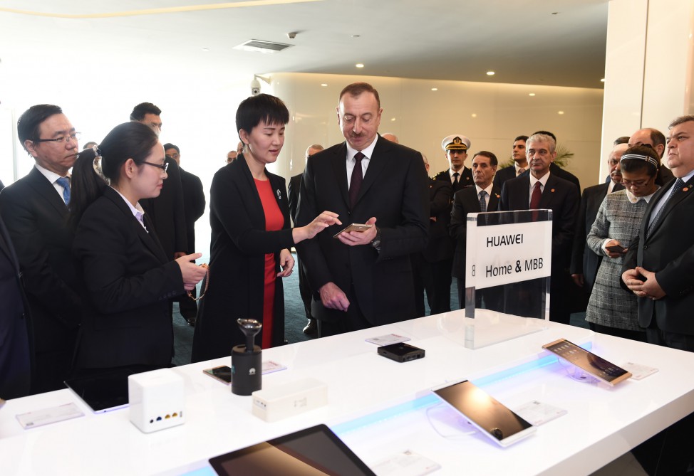 Президент Азербайджана посетил Выставочный центр компании Huawei в Пекине (ФОТО)