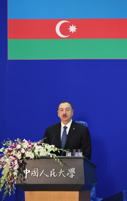 Президент Ильхам Алиев: Географическое положение Азербайджана превращает страну в центр транзита товаров между Европой и Азией