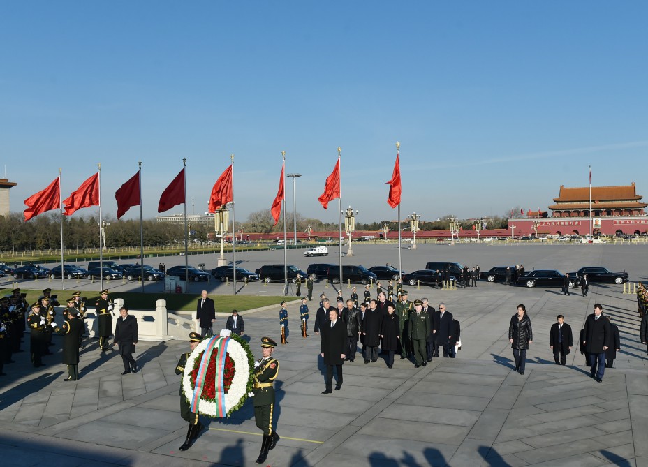 President Aliyev visits Monument to People’s Heroes in Beijing