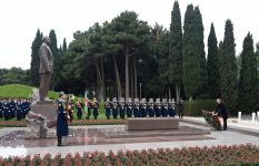Президент Азербайджана Ильхам Алиев посетил могилу общенационального лидера Гейдара Алиева