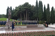 Президент Азербайджана Ильхам Алиев посетил могилу общенационального лидера Гейдара Алиева