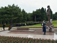 Президент Азербайджана Ильхам Алиев посетил могилу общенационального лидера Гейдара Алиева