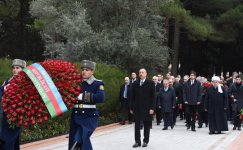 Президент Азербайджана Ильхам Алиев посетил могилу общенационального лидера Гейдара Алиева