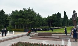 Президент Азербайджана Ильхам Алиев посетил могилу общенационального лидера Гейдара Алиева