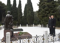 Президент Азербайджана Ильхам Алиев посетил могилу общенационального лидера Гейдара Алиева