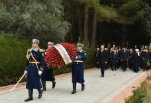 Президент Азербайджана Ильхам Алиев посетил могилу общенационального лидера Гейдара Алиева
