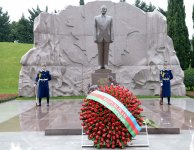 Общественность Азербайджана посещает Аллею почетного захоронения в двенадцатую годовщину кончины Общенационального лидера Гейдара Алиева (ФОТО-ВИДЕО)