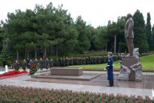 Общественность Азербайджана посещает Аллею почетного захоронения в двенадцатую годовщину кончины Общенационального лидера Гейдара Алиева (ФОТО-ВИДЕО)