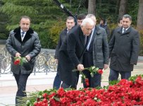 Общественность Азербайджана посещает Аллею почетного захоронения в двенадцатую годовщину кончины Общенационального лидера Гейдара Алиева (ФОТО-ВИДЕО)