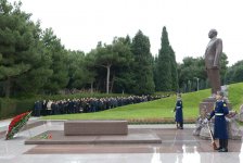 Общественность Азербайджана посещает Аллею почетного захоронения в двенадцатую годовщину кончины Общенационального лидера Гейдара Алиева (ФОТО-ВИДЕО)