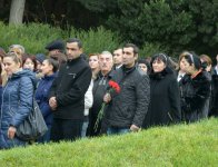 Общественность Азербайджана посещает Аллею почетного захоронения в двенадцатую годовщину кончины Общенационального лидера Гейдара Алиева (ФОТО-ВИДЕО)