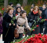 Общественность Азербайджана посещает Аллею почетного захоронения в двенадцатую годовщину кончины Общенационального лидера Гейдара Алиева (ФОТО-ВИДЕО)
