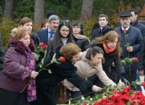 Общественность Азербайджана посещает Аллею почетного захоронения в двенадцатую годовщину кончины Общенационального лидера Гейдара Алиева (ФОТО-ВИДЕО)