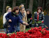 Общественность Азербайджана посещает Аллею почетного захоронения в двенадцатую годовщину кончины Общенационального лидера Гейдара Алиева (ФОТО-ВИДЕО)