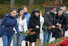 Общественность Азербайджана посещает Аллею почетного захоронения в двенадцатую годовщину кончины Общенационального лидера Гейдара Алиева (ФОТО-ВИДЕО)
